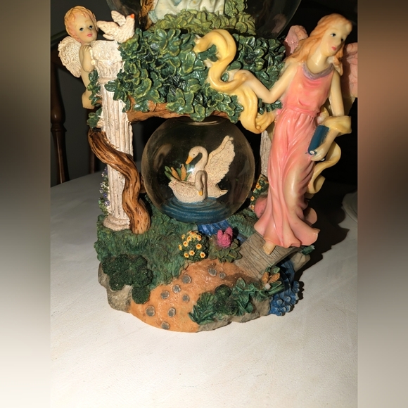 Secret Treasures Enchanting Angels Double globe - Picture 3 of 9